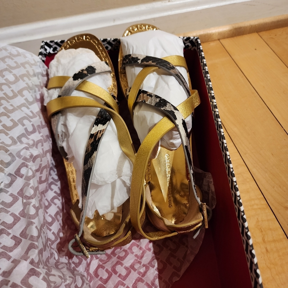 DIAN VON FURSTENBERG CANNES, GOLD MU SANDALS!